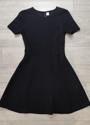 Маленька чорна сукня