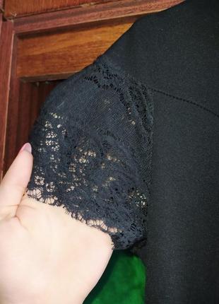 Нереальне жіноче чорне плаття з рюшами, брошкою і гіпюром3 фото