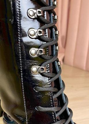 Зимові жіночі чоботи берці на шнурівці натуральна лакова шкіра на високій платформі чорні2 фото