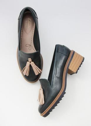 Шкіряні туфлі лофери clarks
