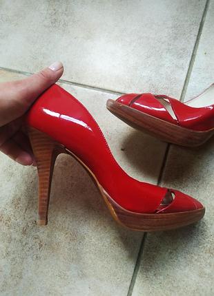 Туфлі з відкритим мисом