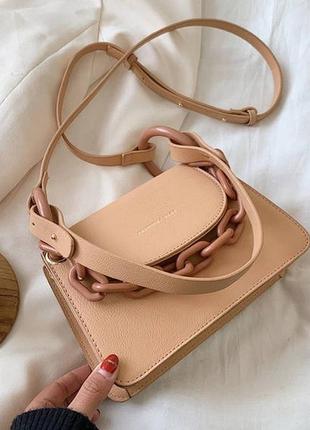 Стильна жіноча міні сумочка клатч з ланцюжком модна і оригінальна сумка через плече кремова ланцюг