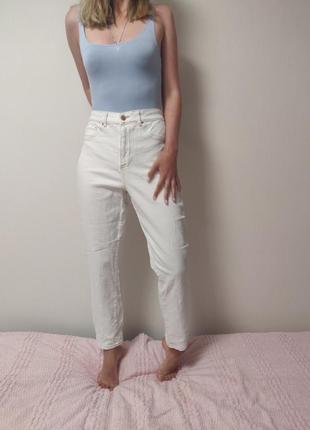 Белые джинсы moms с высокой талией