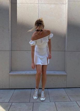 Коротке біле плаття з розрізом відкриті плечі рукав на резинці стильне модне красиве універсальне