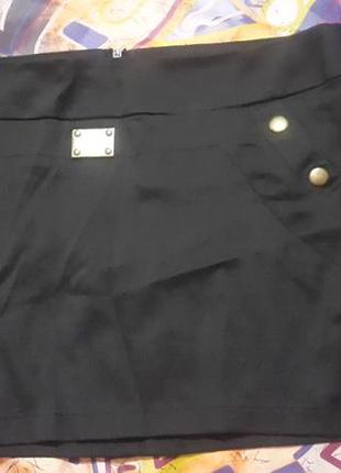 Коротка чорна спідниця
