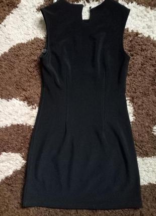 Классическое маленькое черное платье с ожерельем3 фото