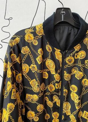 Потрясающая винтажная куртка-бомбер в стиле барокко 90х с принтом цепь и медальоны ветровка1 фото
