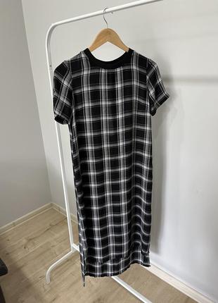 Сукня в клітинку з розрізом на спинці