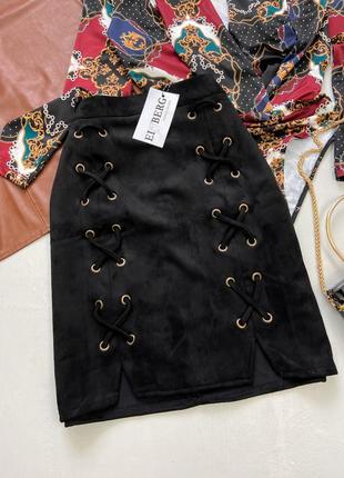 Замшева чорна спідниця на шнурівці