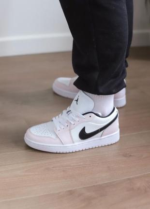 Женские кожаные кроссовки nike air jordan 1 low white/pink#найк5 фото