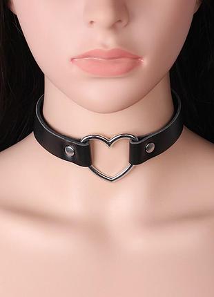 Чокер с сердечком, кожаное колье на шею