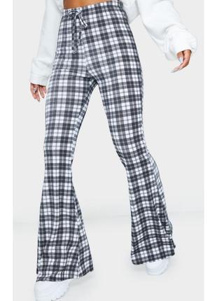 Чорно-білі брюки-кльош у клітку ✨ prettylittlething ✨ штани штани кльош кльош1 фото