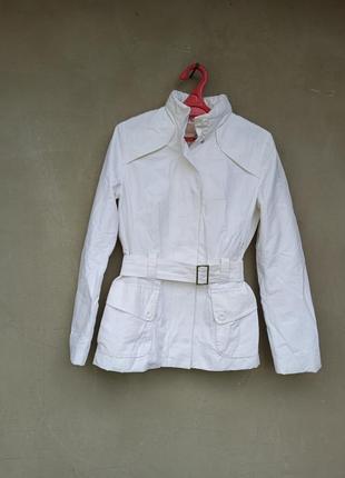 Білосніжна куртка вітрянка білого кольору