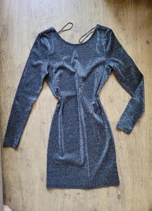 Серебристое платье трикотажное черное серое мини с люриксом с вырезом