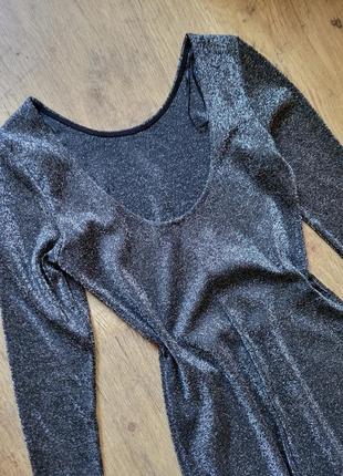 Серебристое платье трикотажное черное серое мини с люриксом с вырезом4 фото