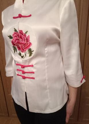 Атласна блуза з вишивкою