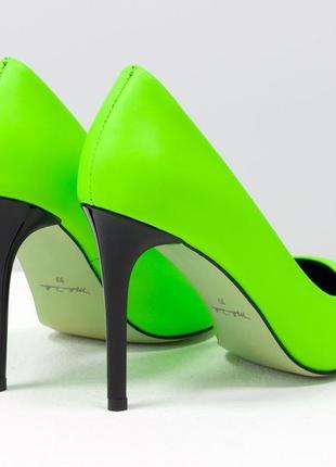 Ексклюзивні шкіряні неонові туфлі на підборах салатового кольору на шпильці3 фото