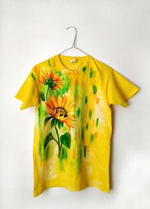 Жіноча жовта футболка із соняшником2 фото