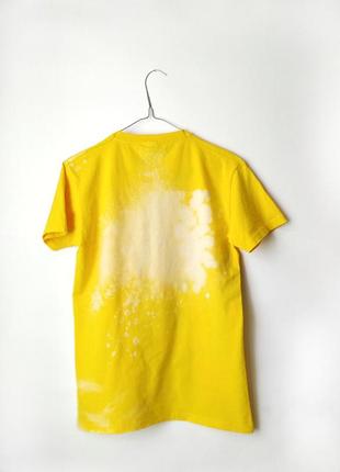 Жіноча жовта футболка із соняшником5 фото