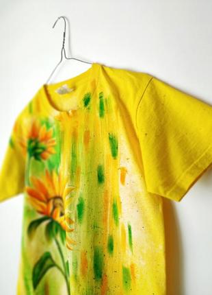 Жіноча жовта футболка із соняшником3 фото