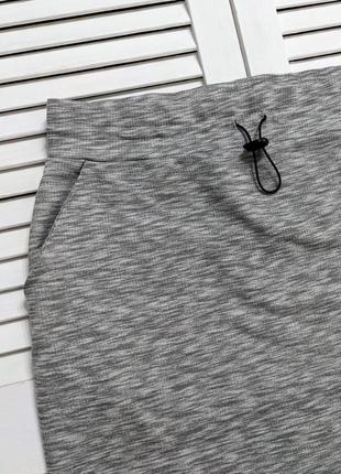 Трикотажная мини юбка светло серого цвета5 фото