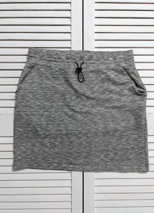 Трикотажная мини юбка светло серого цвета3 фото