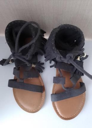 Босоніжки на дівчинку