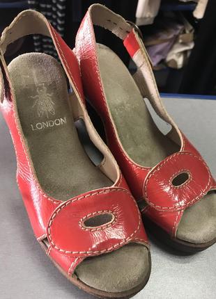 Босоніжки фірмові стильні модні дорогий бренд fly london