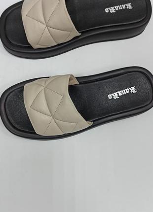 Шкіряні шльопанці на платформі