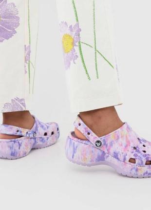 Крокс платформа класік crocs Neo platform tie-dye graphic lavender / multi9 фото