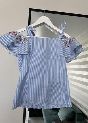Тендітна блузочка з вишивкою розмір s