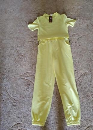 Жіночий спортивний костюм