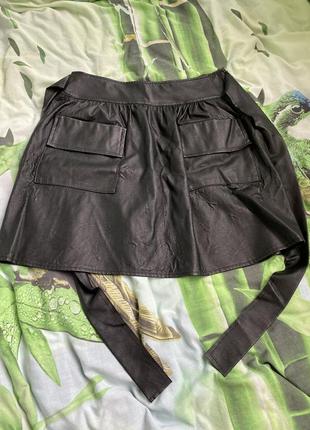 Жіноча літня еко шкіряна юбка спідниця з еко шкіри поясом чорна кишенями на замку коротка стильна модна