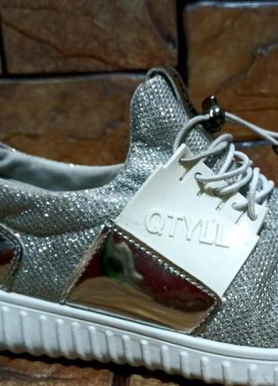 Симпатичные " серебрянные " кроссовки  размер 37.4 фото