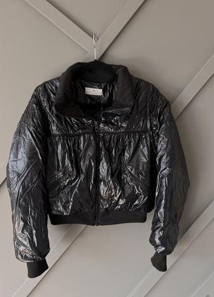 Вкорочена вітровка колаборації stella mccartney та adidas