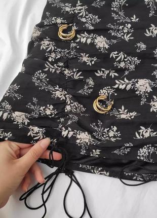 Мини-юбка с имитацией стяжек ✨ prettylittlething ✨ юбка цветочный принт со сборками3 фото