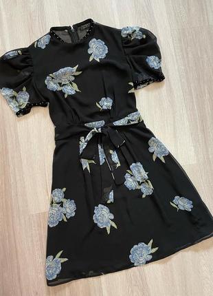 Красивое черное платье в цветочный принт с поясом чорна сукня в квітковий принт об‘ємними рукавами9 фото