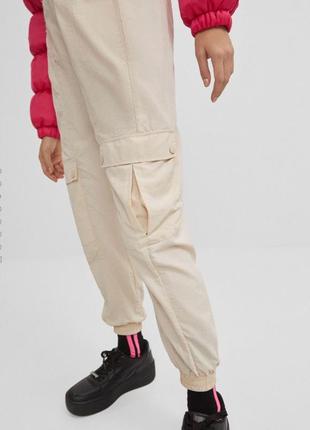 Стильні пісочний штани карго на високій посадці з ланцюжком5 фото