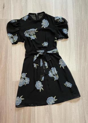 Гарне чорне плаття в квітковий принт з поясом чорна сукня з об'єднання ємними рукавами та поясом topshop