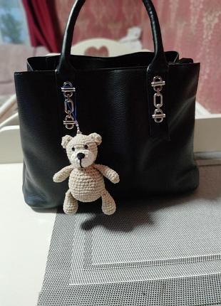 В'яжу такі брелочки на ключи чи сумку).