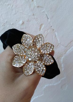 Красива гумка для волосся у вигляді квітки в камушках