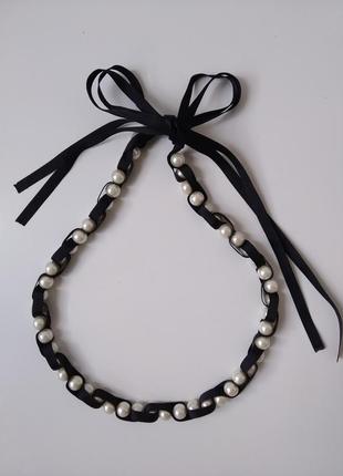 Красиве і стильне кольє з штучних перлин і чорною атласною стрічки