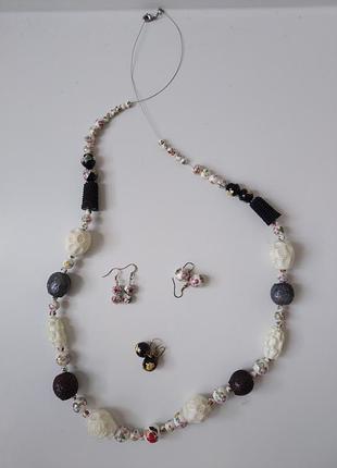 Очень красивый набор из бус и трех пар сережек