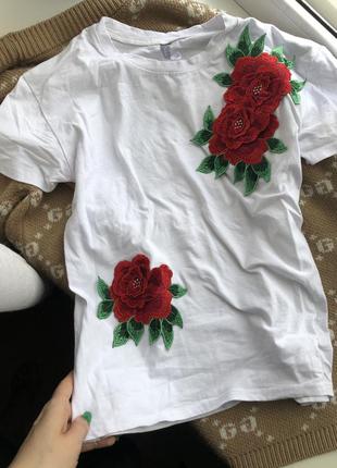 Біла святкова еластична футболка з набивними вишитими червоними квітами♥️1 фото