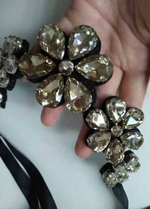 Очень красивое ожерелье с переливающимися крупными камнями на атласных черных ленточках