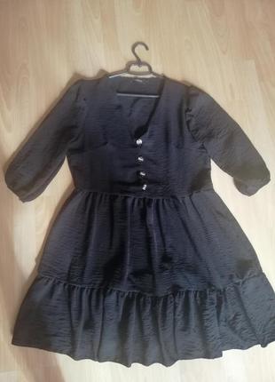 Чорне плаття з воланами м