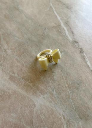 Трендові пластмасове пластикове велике біле, жовте кремове кільце з бантиком