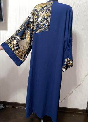 Синее макси длинное платье с принтом  и широкими рукавами5 фото