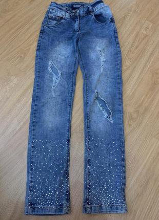 Джинсы рваные в стразы