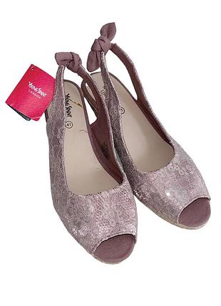 Нові босоніжки на танкетці з мереживом 41